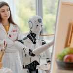 Un robot con inteligencia artificial está aprendiendo a pintar sobre lienzo en el estudio de arte, una joven maestra lo está entrenando.